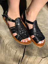 Load image into Gallery viewer, La Mosca