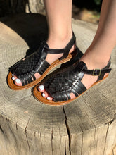 Load image into Gallery viewer, La Mosca