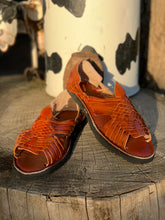 Load image into Gallery viewer, Classic Men huarache
