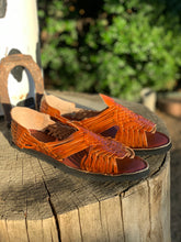 Load image into Gallery viewer, Classic Men huarache
