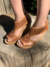 Load image into Gallery viewer, La Patrona Plataforma
