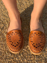 Load image into Gallery viewer, Girasol tan huaraches

