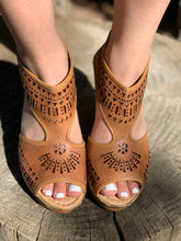 Load image into Gallery viewer, La Patrona Plataforma
